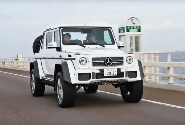 От този Mercedes-Maybach G650 Landaulet, представен като модел през 2017 г., са създадени 99 бройки и се смята, че нито един не е в Германия. Когато милиардерът изкара колите пред хората, той беше седнал на задната седалка именно в белия Mercedes-Maybach.
